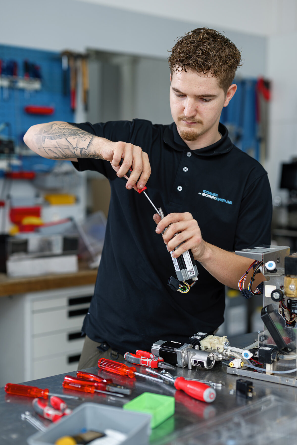 Servicetechniker bei der Reparatur in der hauseigenen Werkstatt in Ruggell